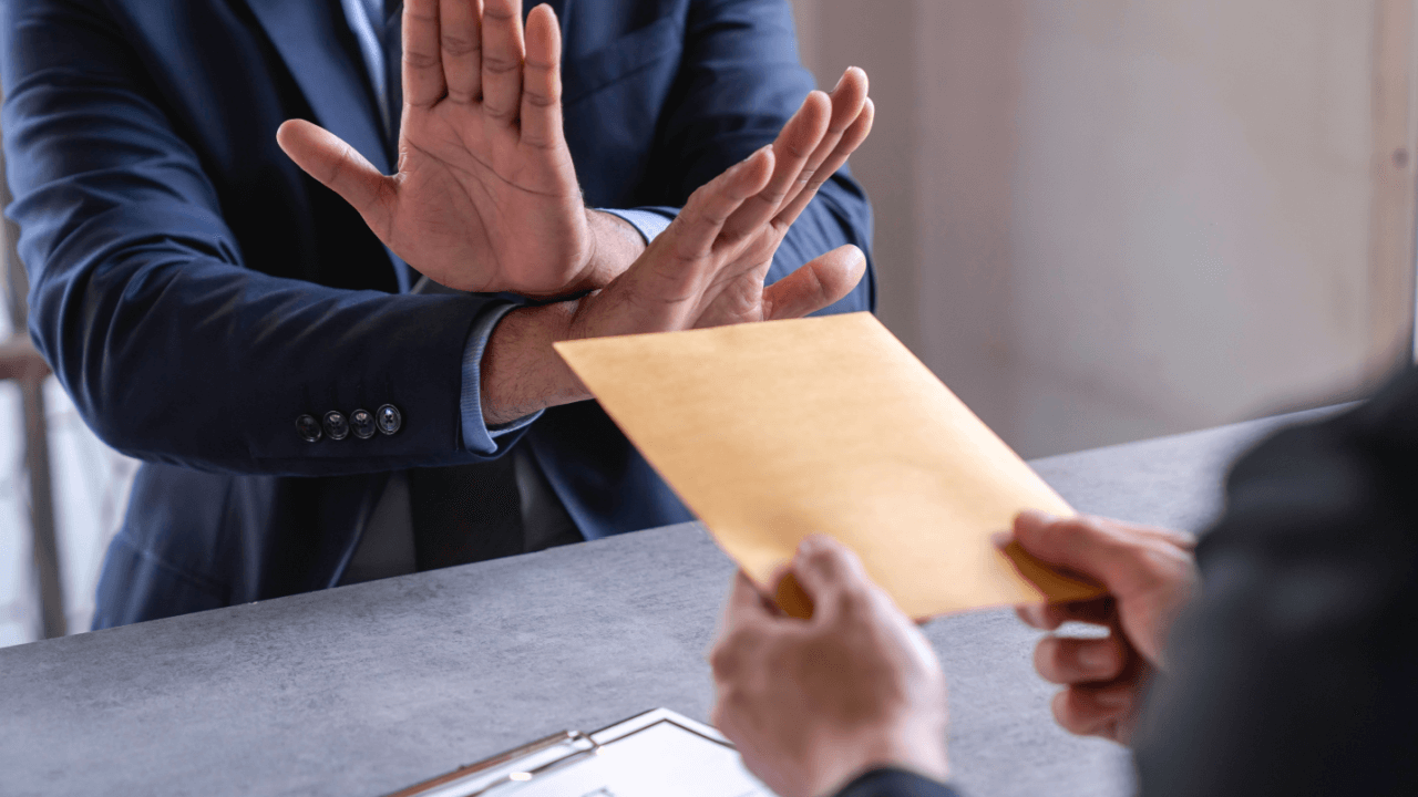 Can you refuse to pay a debt collector - Person refusing documents from debt collection agency