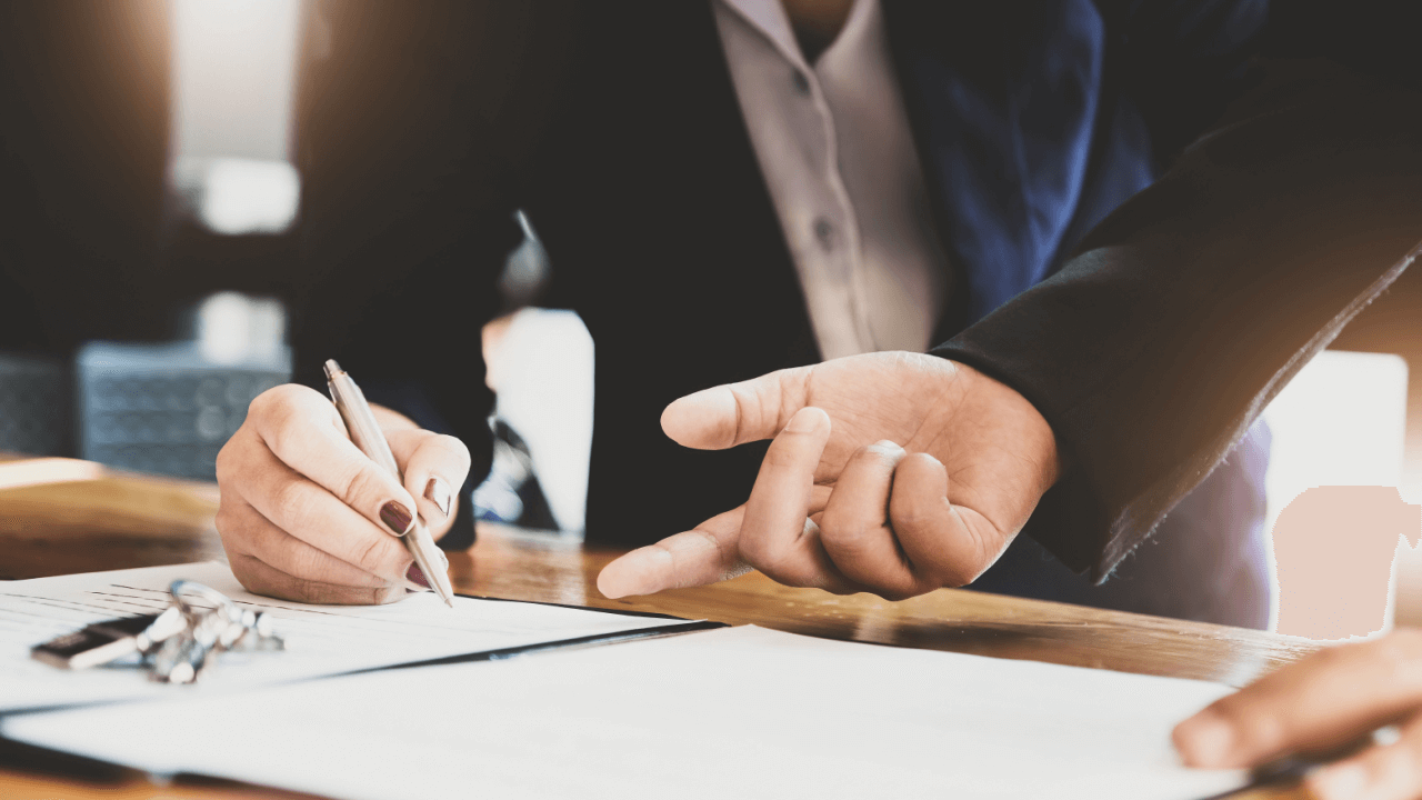 Attorney explaining what are the cons of debt settlement to client during consultation