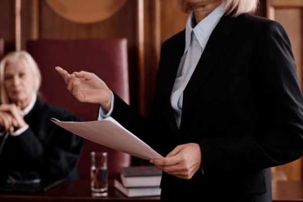 Defense lawyer presenting evidence in courtroom explaining what is the role of a defense lawyer in a criminal case